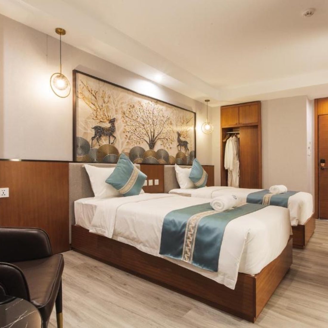 Hotel in Chiang Mai within walking distance of the night bazaar, surrounded by markets, street food, and city lights