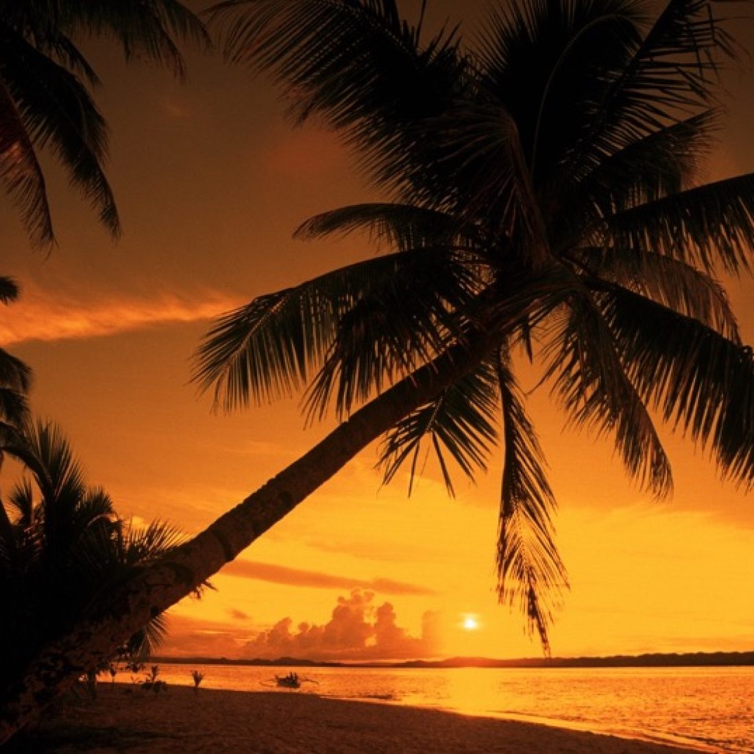 Golden hour at las Cabanas beach El Nido